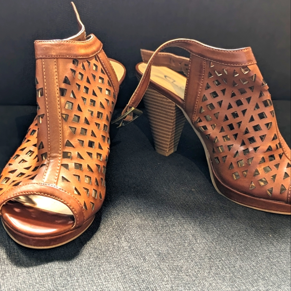 Women's Chinese Laundry Size 8.5 peep toe heels